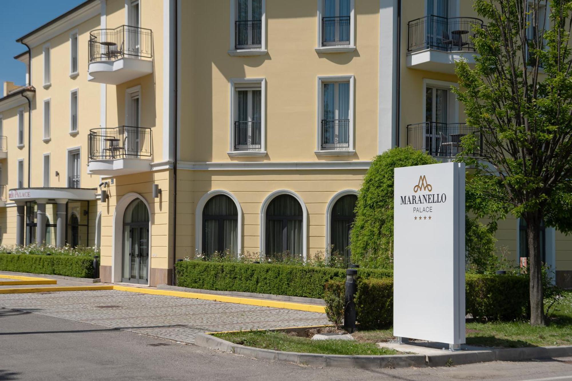 Готель Maranello Palace Екстер'єр фото